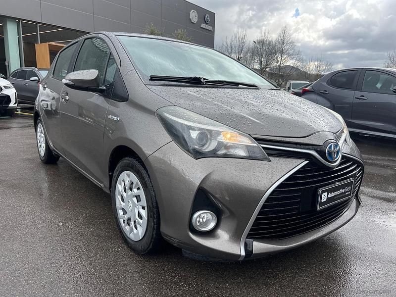 Usata Toyota Yaris Hybrid Active 73 CV (53 kW) 2017 Grigio Berlina