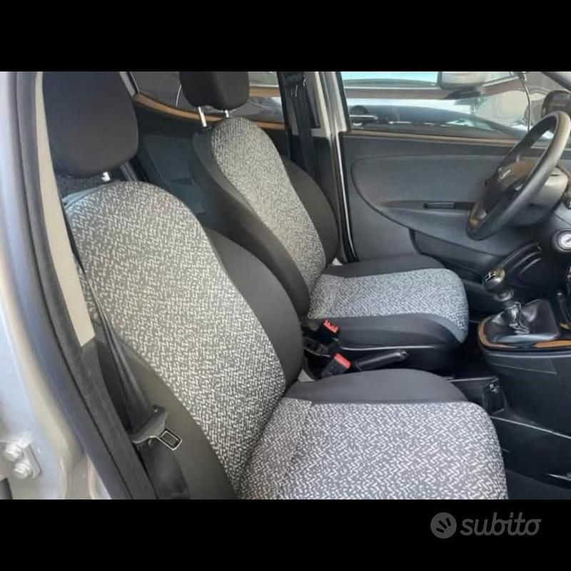 Usata Lancia Ypsilon Silver 69 CV (50 kW) 2021 Argento Utilitaria