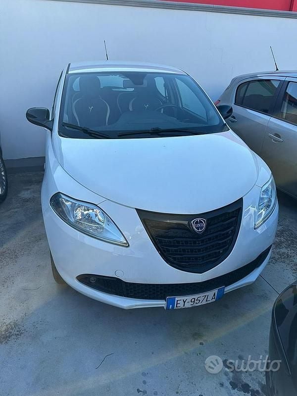 Usata Lancia Ypsilon Gold 80 CV (58 kW) 2015 Utilitaria