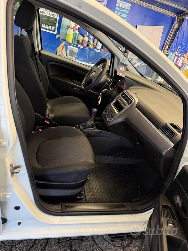 Usata Fiat Punto Easy 77 CV (56 kW) 2012 Bianco Berlina