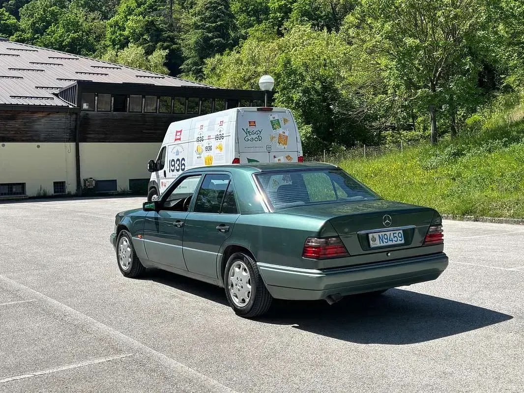 Usata Mercedes E200 136 CV (100 kW) 1993 Verde Berlina