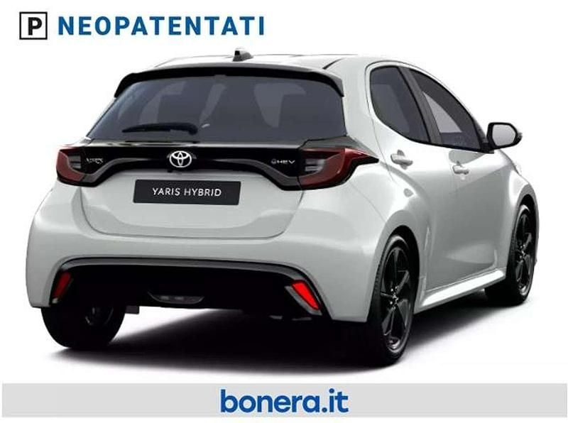 Nuova Toyota Yaris Hybrid Premium 131 CV (96 kW) 2026 Platinum pearl white Berlina