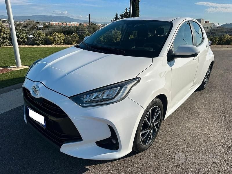 Bianco Usata 2023 Toyota Yaris Trend Tre volumi | 15.200 € (Buon prezzo) - Immagine 1/4