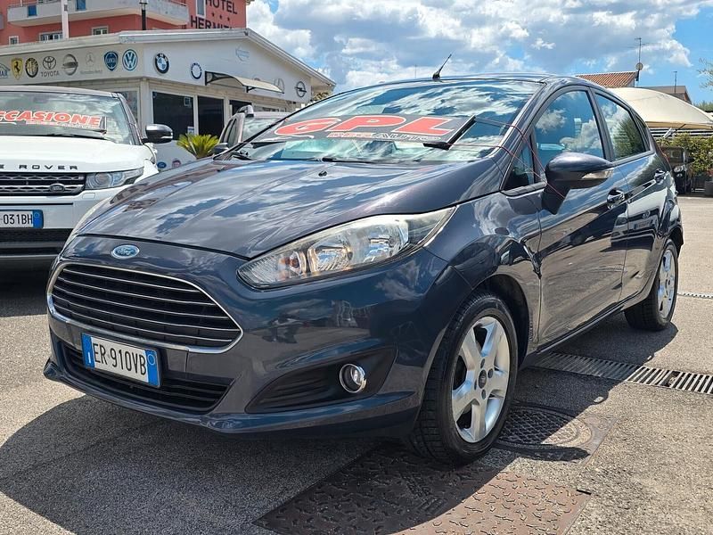 Usata Ford Fiesta Titanium 96 CV (70 kW) 2014 Grigio Utilitaria