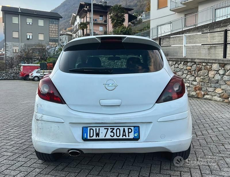 Usata Opel Corsa Sport 90 CV (66 kW) 2009 Bianco Berlina