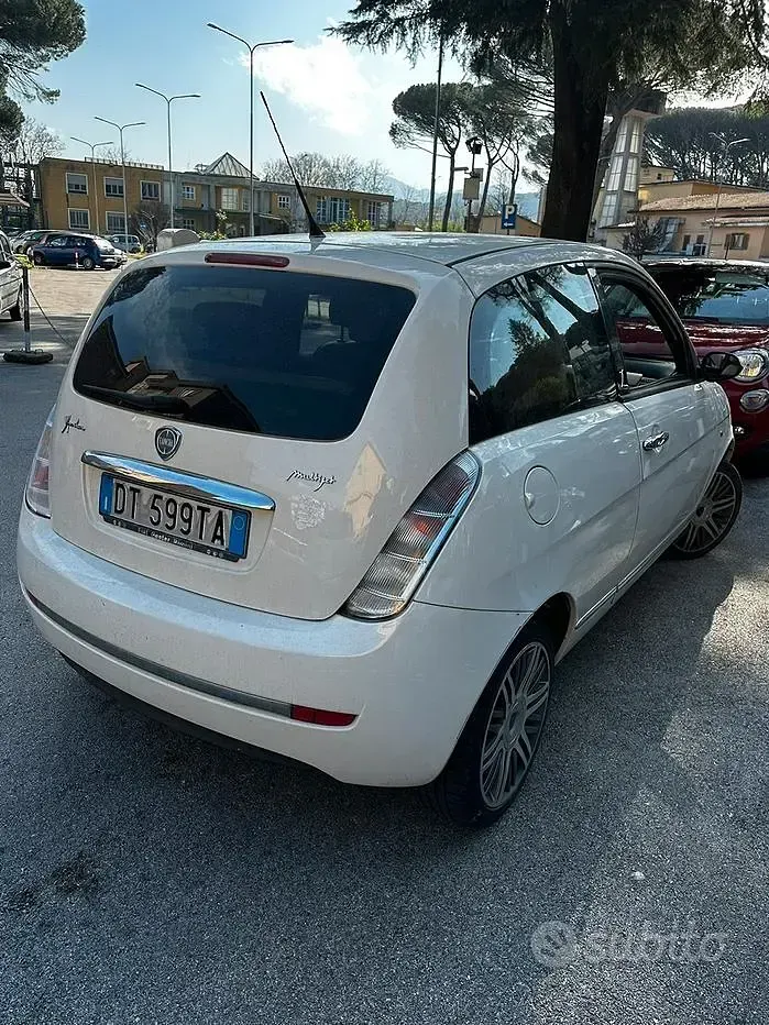 Usata Lancia Ypsilon 75 CV (55 kW) 2009 Bianco Utilitaria