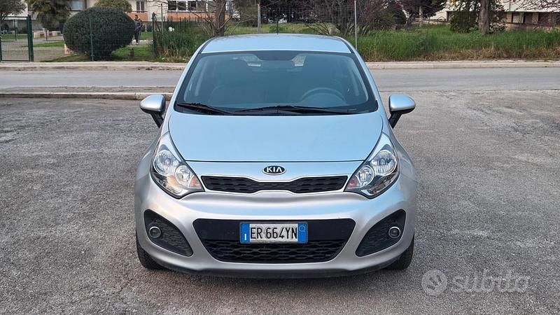 Usata Kia Rio 75 CV (55 kW) 2013 Grigio Berlina