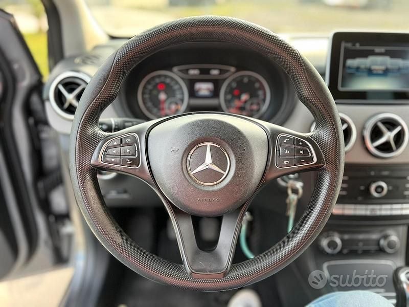 Usata Mercedes B180 Business 109 CV (80 kW) 2016 Grigio Monovolume