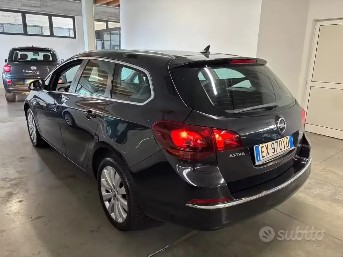 Usata Opel Astra 136 CV (100 kW) 2014 Nero Station wagon