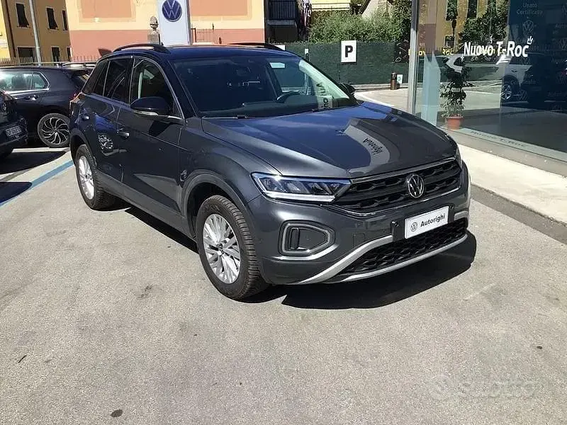 Usata VW T-Roc Life 150 CV (110 kW) 2023 Grigio SUV