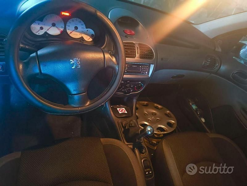 Begagnad Peugeot 206 88 HK (64 kW) 2006 Vit Sedan
