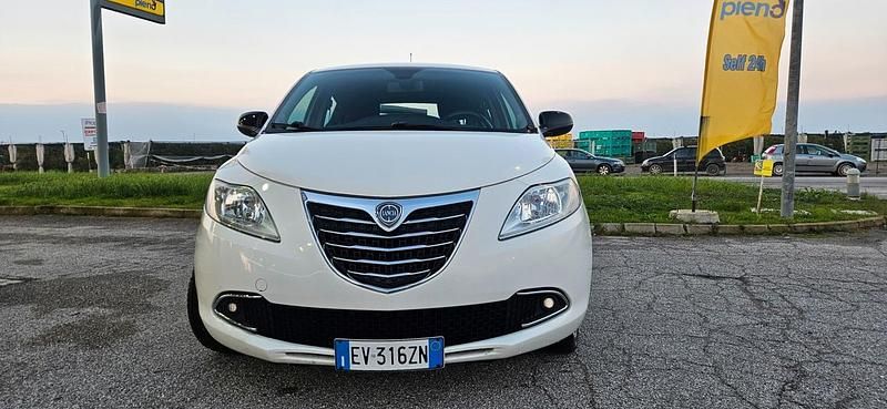 Bianco Usata 2014 Lancia Ypsilon Silver Due volumi | 5700 € (Buon prezzo) - Immagine 1/4