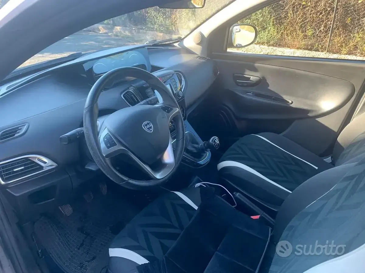 Usata Lancia Ypsilon 69 CV (50 kW) 2016 Grigio Utilitaria