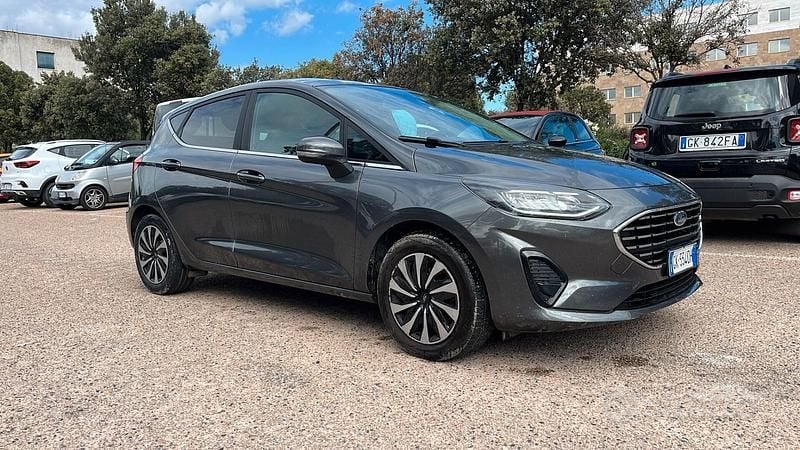 Grigio Usata 2023 Ford Fiesta Titanium Tre volumi | 12.650 € (Ottimo prezzo) - Immagine 1/4