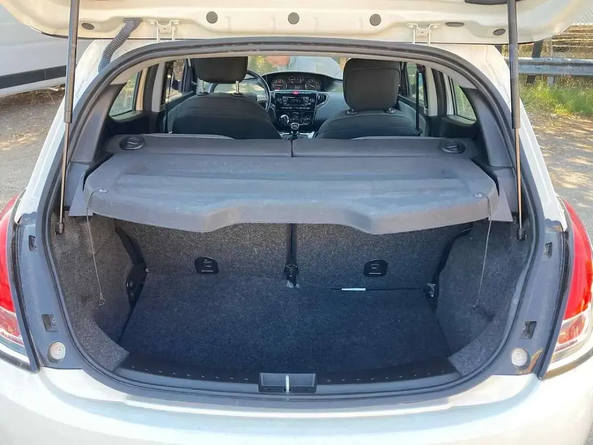 Usata Lancia Ypsilon Silver 69 CV (50 kW) 2023 Bianco Utilitaria