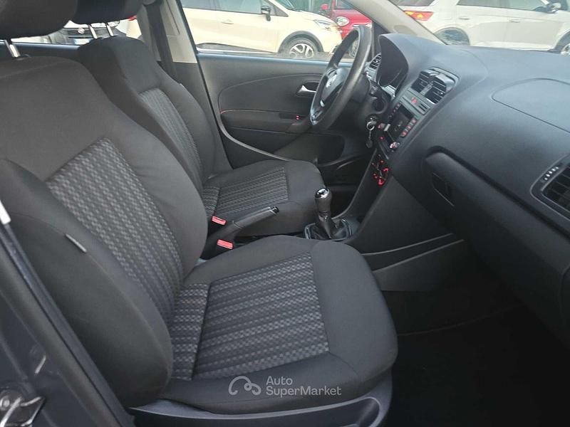 Usata VW Polo 75 CV (55 kW) 2015 Gray Utilitaria