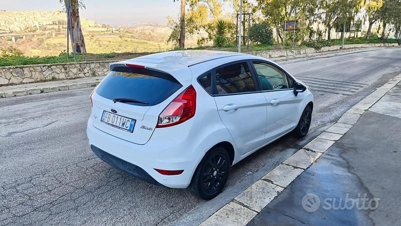 Usata Ford Fiesta 95 CV (69 kW) 2016 Bianco Berlina