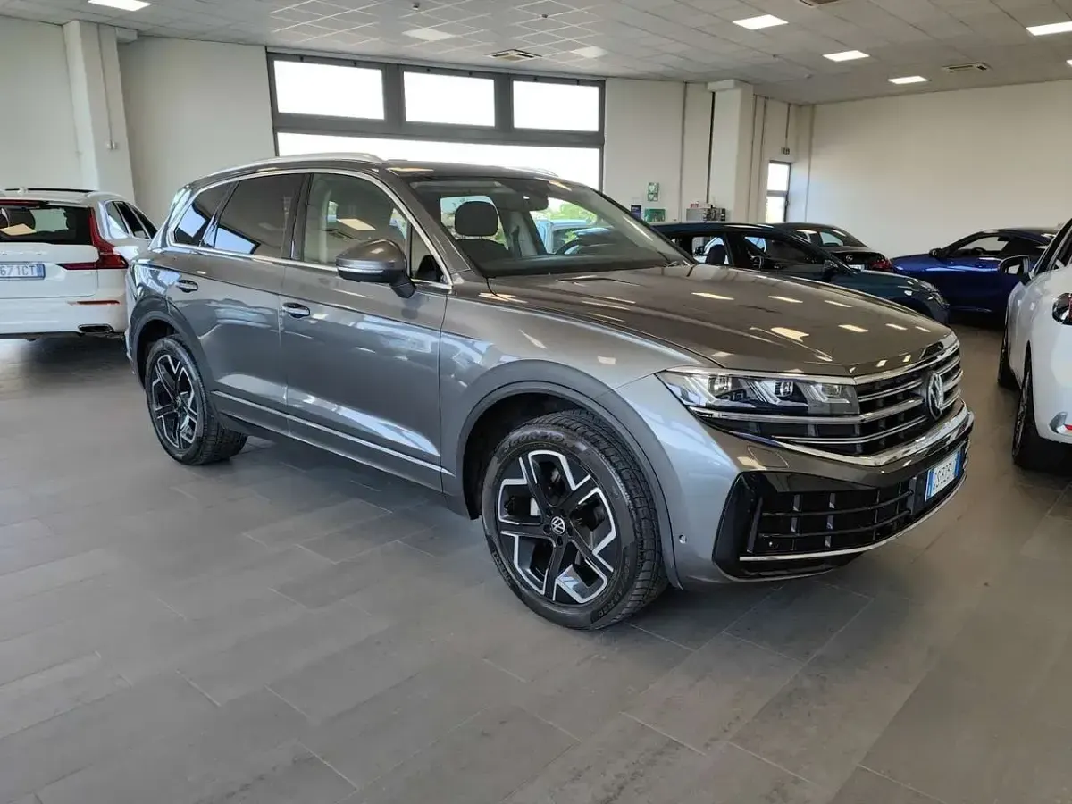 Usata VW Touareg 231 CV (169 kW) 2024 Grigio SUV