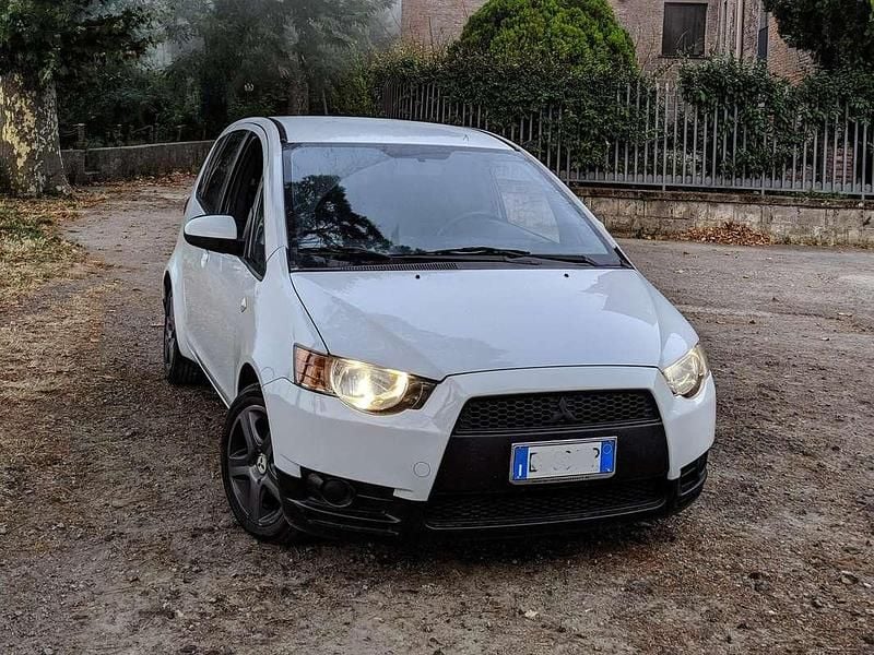 Bianco Usata 2009 Mitsubishi Colt Berlina | 2450 € (Buon prezzo) - Immagine 1/4