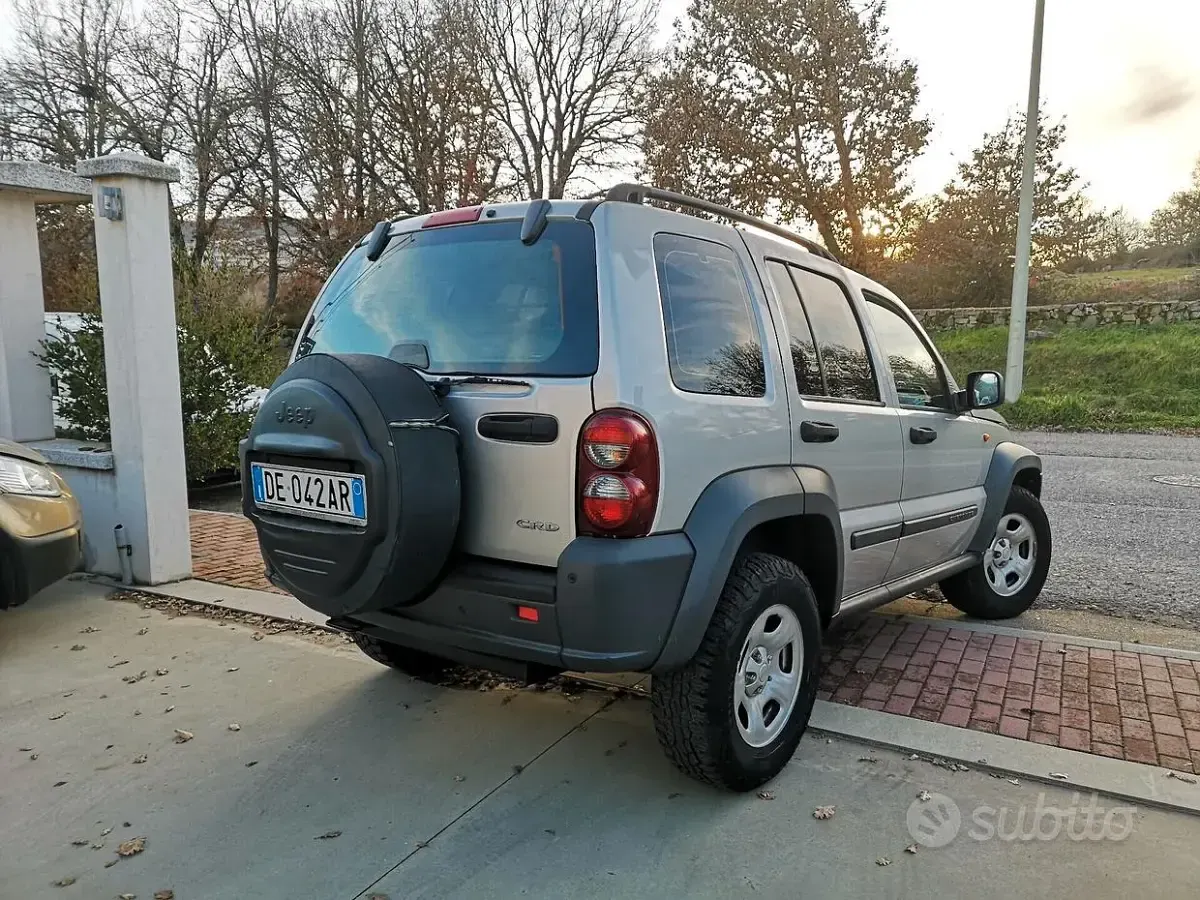 Usata Jeep Cherokee Sport 163 CV (119 kW) 2006 Grigio SUV