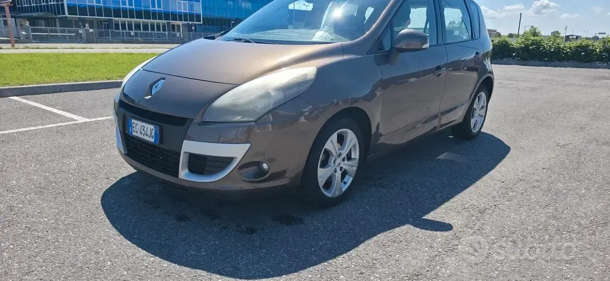 Käytetty Renault Scenic E-Tech Luxe 110 HP (80 kW) 2010 Harmaa Tila-auto