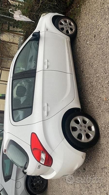 Usata Hyundai i20 78 CV (57 kW) 2010 Bianco Utilitaria