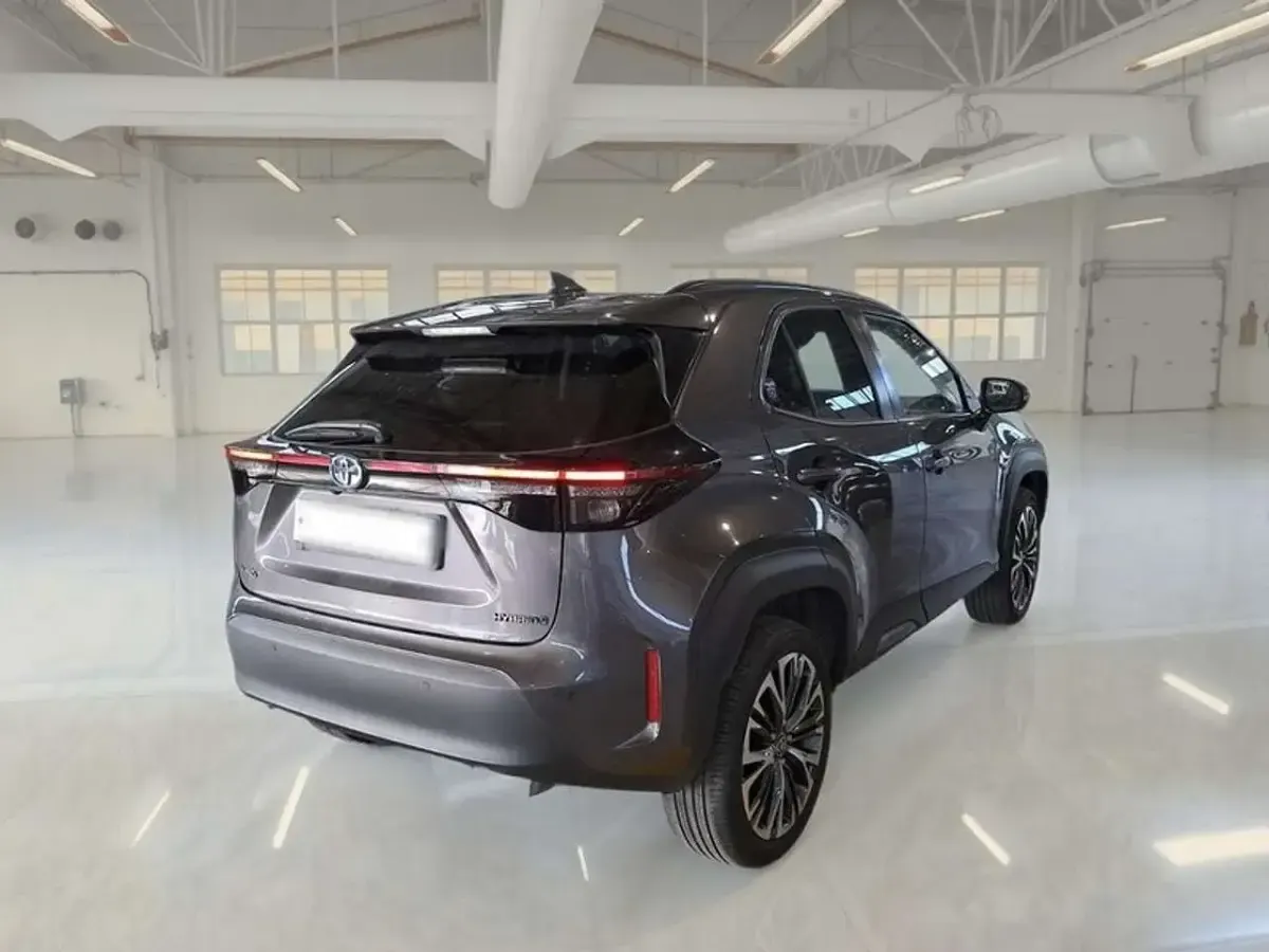 Usata Toyota Yaris Cross Lounge 92 CV (67 kW) 2023 Grigio SUV
