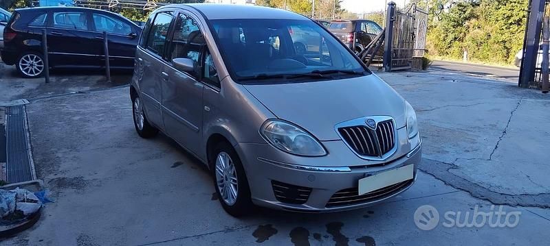 Usata Lancia Musa 95 CV (69 kW) 2007 Beige Monovolume