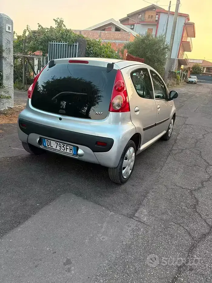 Usata Peugeot 107 68 CV (50 kW) 2007 Grigio Utilitaria