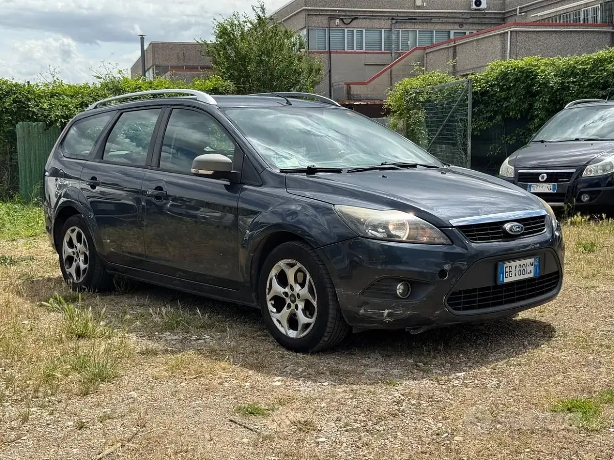 Usado Ford Focus 110 HP (80 kW) 2010 Cinzento Carrinha
