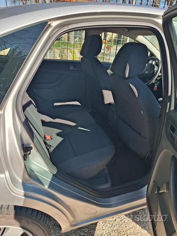 Usado Ford Focus 116 HP (85 kW) 2006 Cinzento Sedan