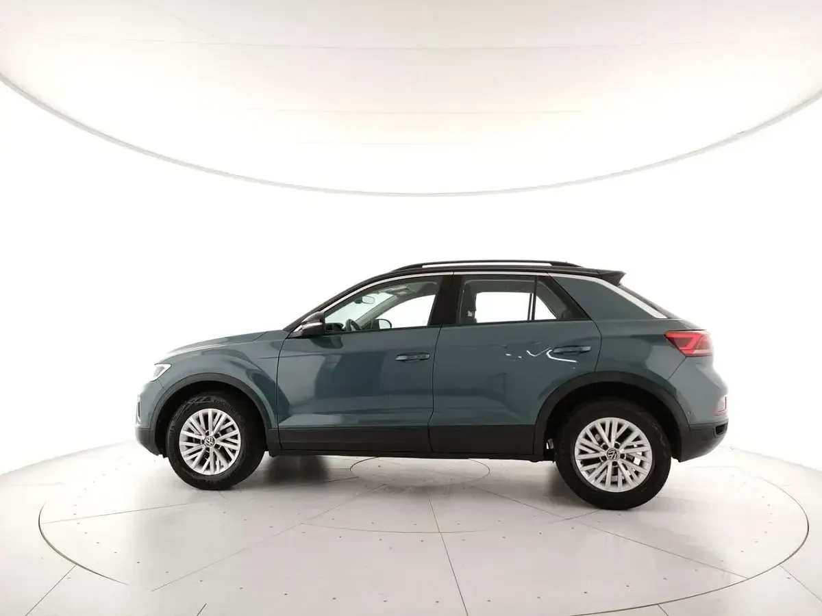 Usata VW T-Roc Life 110 CV (80 kW) 2022 Petroleum blue metallizzato deep black p SUV