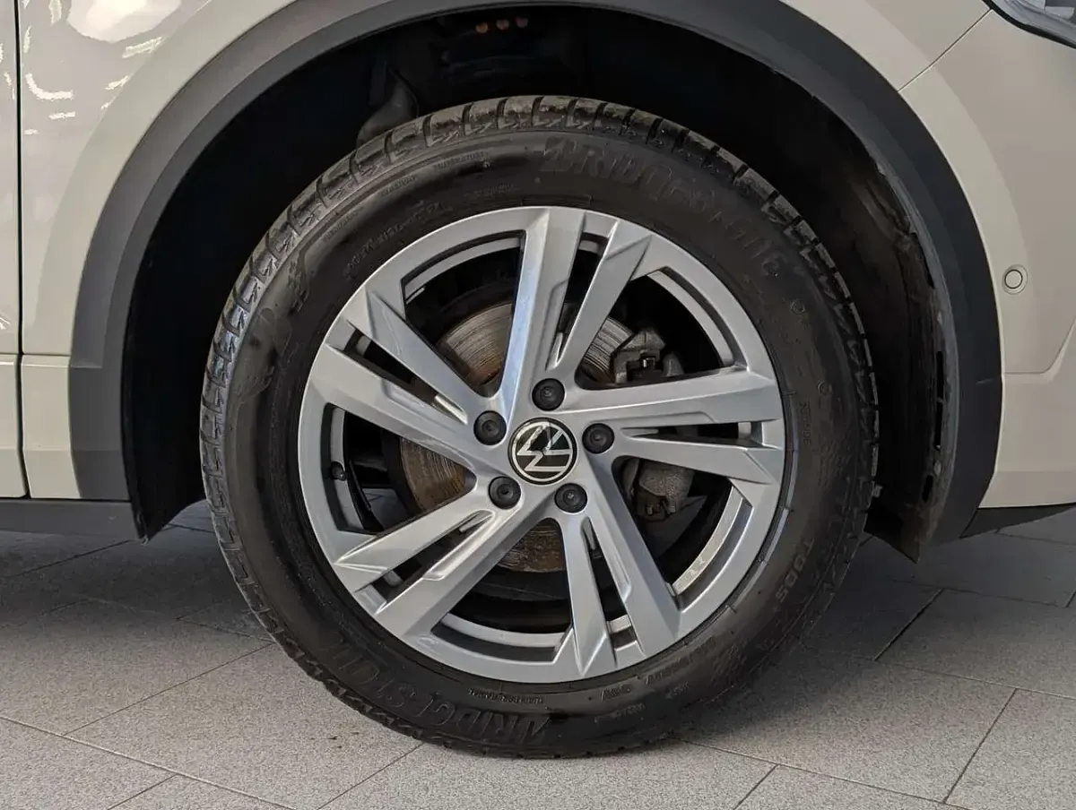 Usata VW T-Roc R-line 110 CV (80 kW) 2024 Grigio ascot SUV