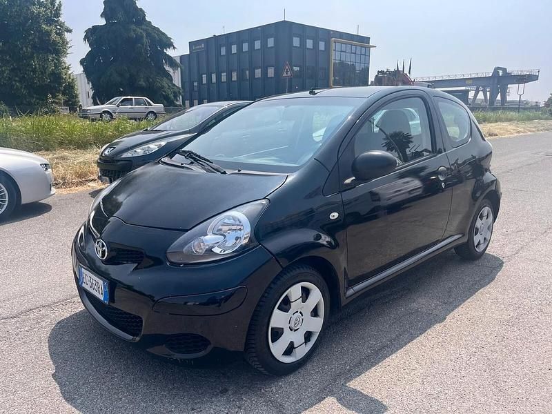 Nero Usata 2010 Toyota Aygo Due volumi | 1990 € (Ottimo prezzo) - Immagine 1/4