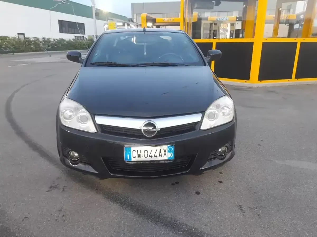 Usata Opel Tigra Edition 89 CV (65 kW) 2005 Nero Cabrio