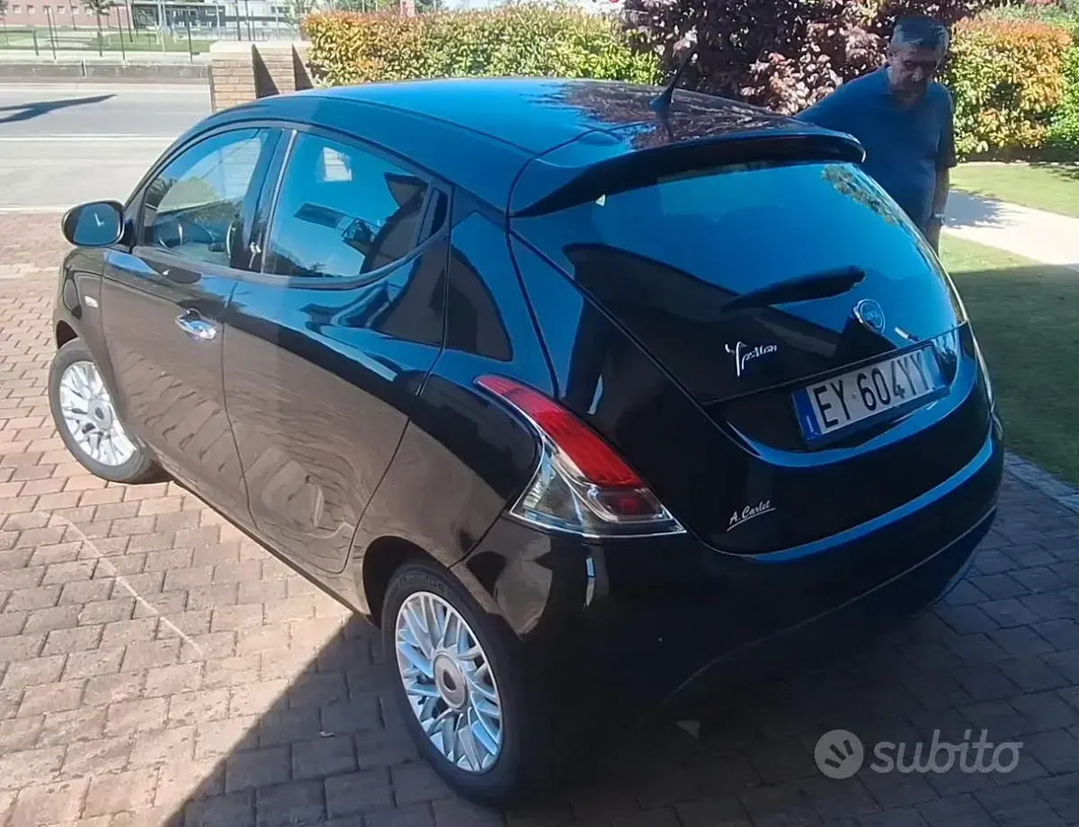 Usata Lancia Ypsilon 69 CV (50 kW) 2016 Nero Utilitaria
