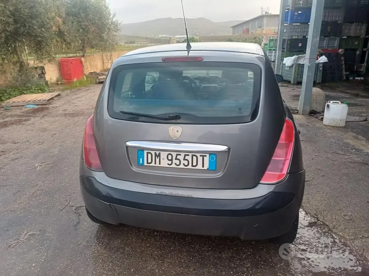 Usata Lancia Ypsilon 70 CV (51 kW) 2004 Grigio Utilitaria