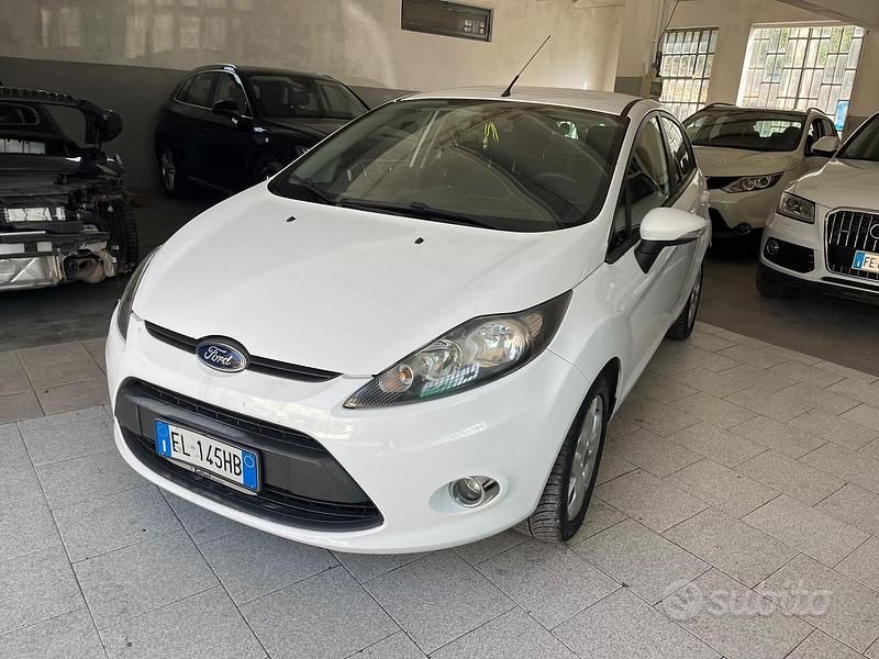 Usata Ford Fiesta 96 CV (70 kW) 2012 Bianco Utilitaria
