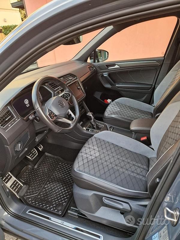 Usata VW Tiguan R-line 150 CV (110 kW) 2024 Grigio SUV