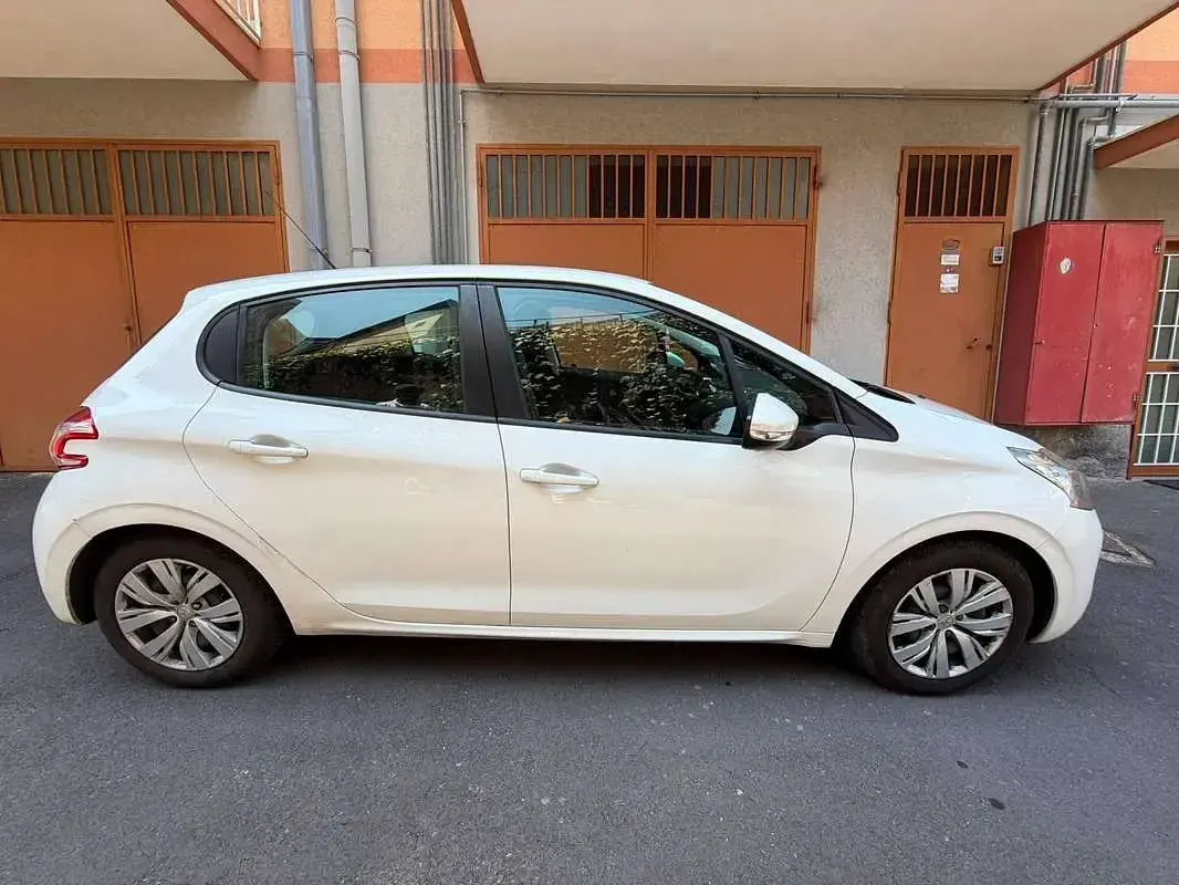 Usata Peugeot 208 Active 95 CV (69 kW) 2015 Bianco Utilitaria