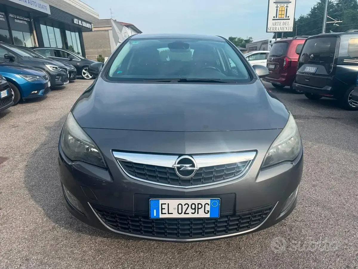 Usata Opel Astra Cosmo 165 CV (121 kW) 2012 Grigio Berlina