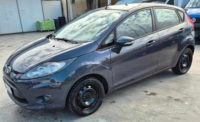Usata Ford Fiesta 95 CV (69 kW) 2011 Grigio Berlina