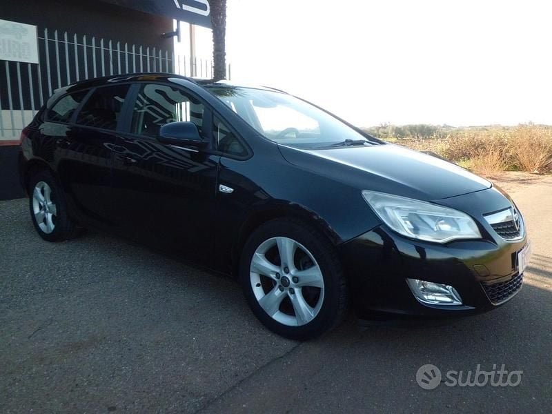 Usata Opel Astra 110 CV (80 kW) 2011 Nero Station wagon