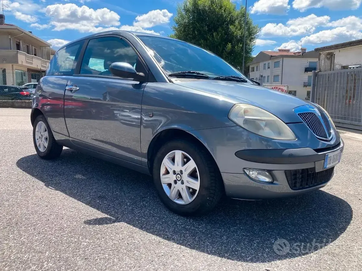 Usata Lancia Ypsilon 60 CV (44 kW) 2006 Grigio Utilitaria