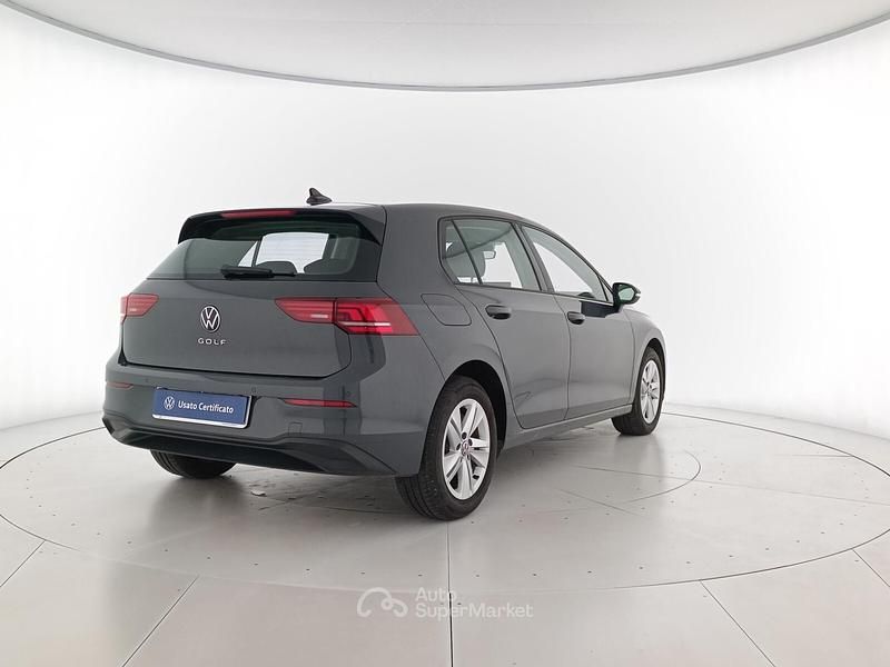 Usata VW Golf VIII Life 116 CV (85 kW) 2025 Dolphin grey metallizzato Berlina