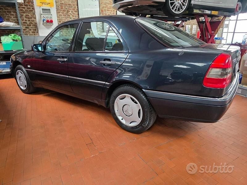 Usata Mercedes C200 192 CV (141 kW) 1997 Blu Berlina