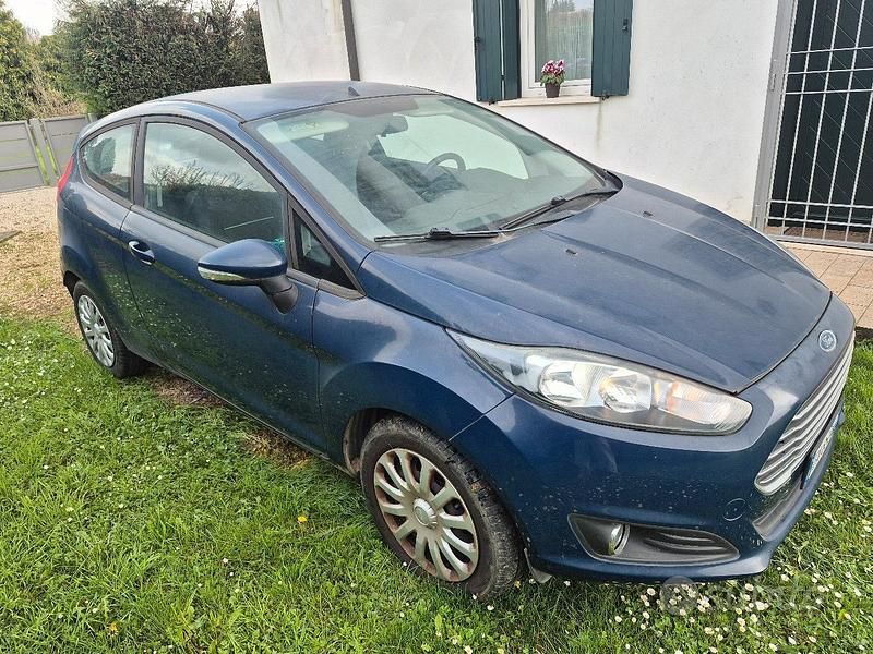 Usata Ford Fiesta 60 CV (44 kW) 2015 Blu Berlina
