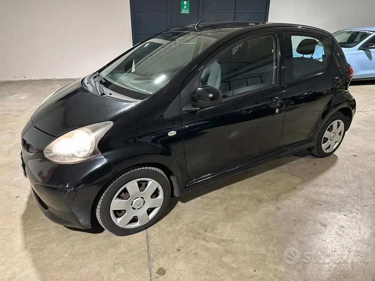 Usata Toyota Aygo 68 CV (50 kW) 2007 Nero Utilitaria