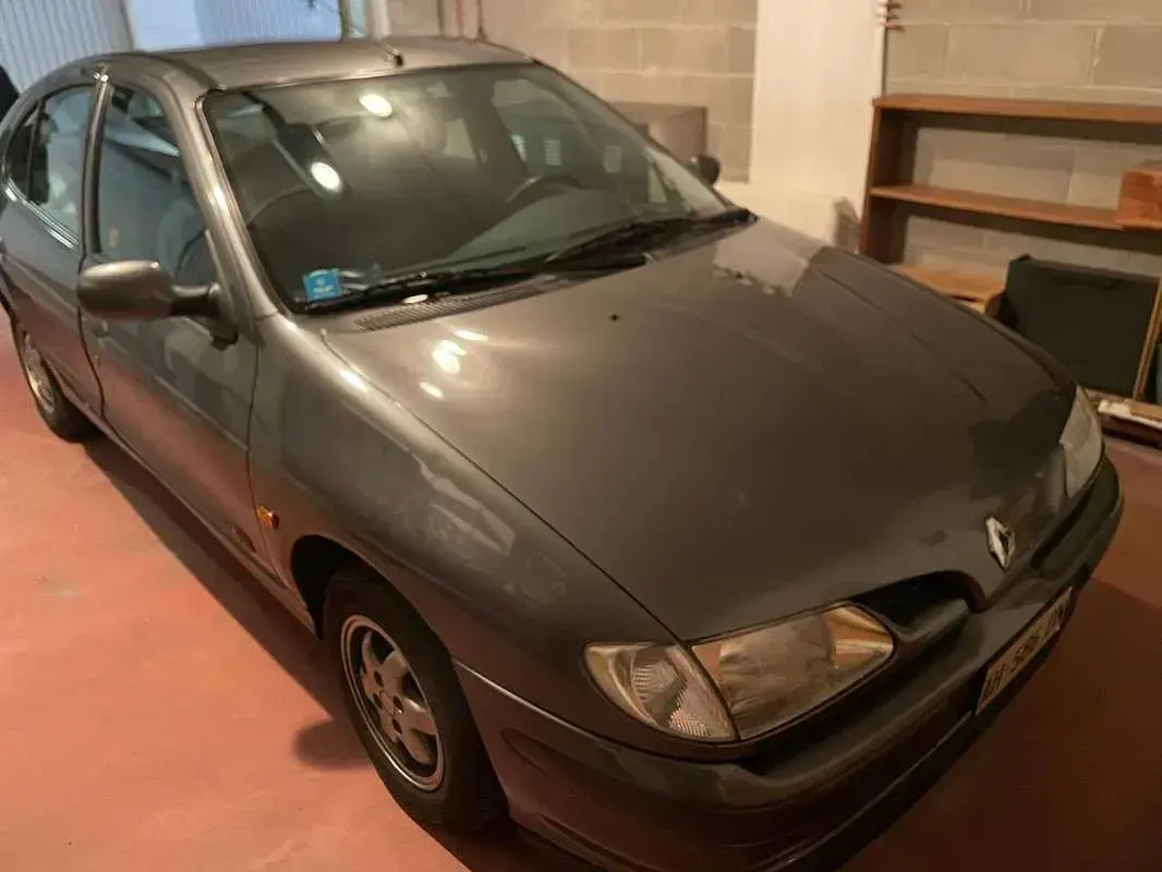 Usata Renault Mégane 90 CV (66 kW) 1996 Grigio Berlina