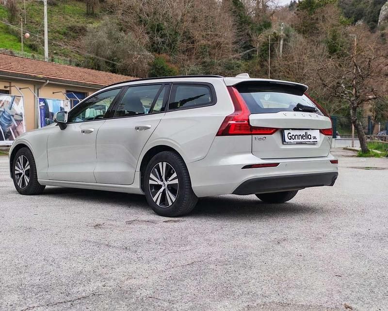 Usata Volvo V60 Business Edition 150 CV (110 kW) 2019 Verde Station wagon